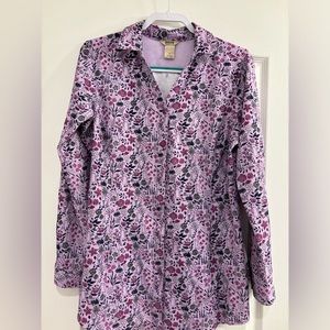 Gorgeous Duluth Trading Co. Women’s Shirt in gardening print. Size small.
